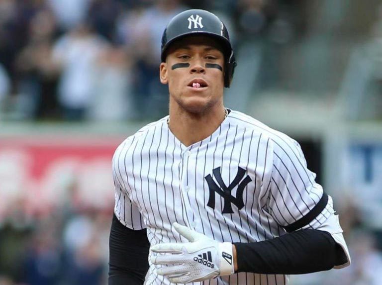 Niño llora al recibir una pelota bateada por Judge