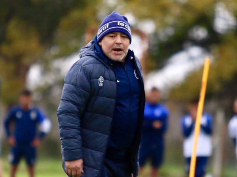 Maradona dirigió entrenamiento a puerta cerrada