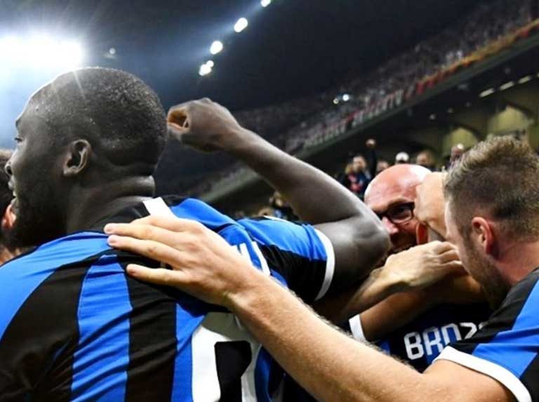 El Inter se llevó el derbi y lidera la Serie A
