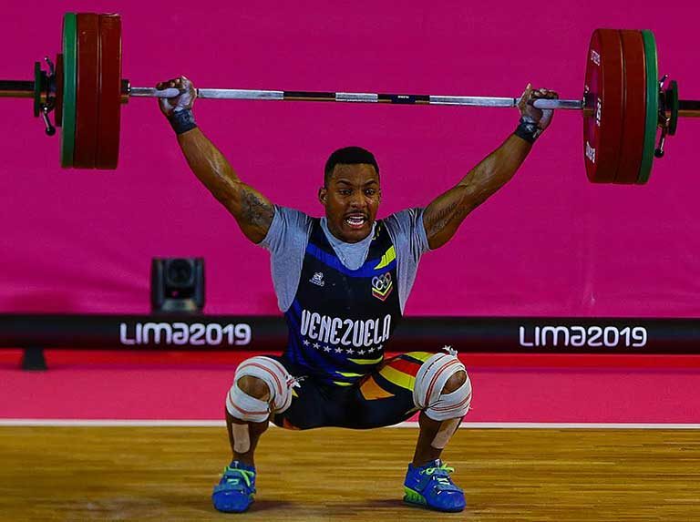 Julio Mayora acarició el bronce