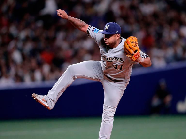 Craig Counsell: Me entusiasma tener a Júnior Guerra ahí afuera