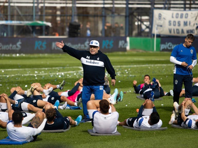Maradona dirigió su primer entrenamiento