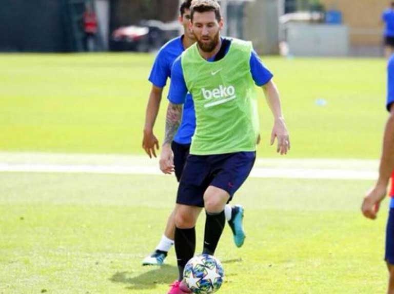 Messi reapareció en los entrenamientos del Barcelona