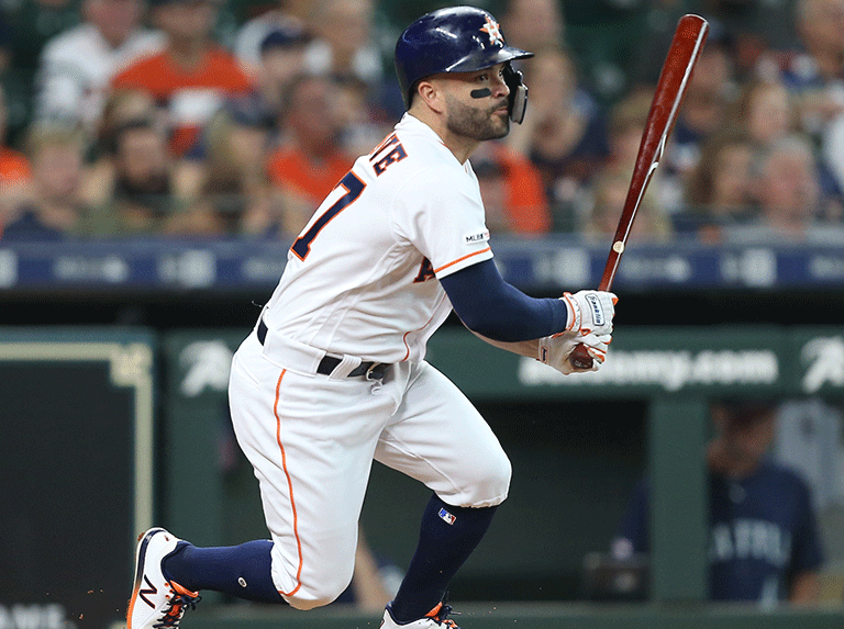 Altuve mantiene racha de hits en postemporada