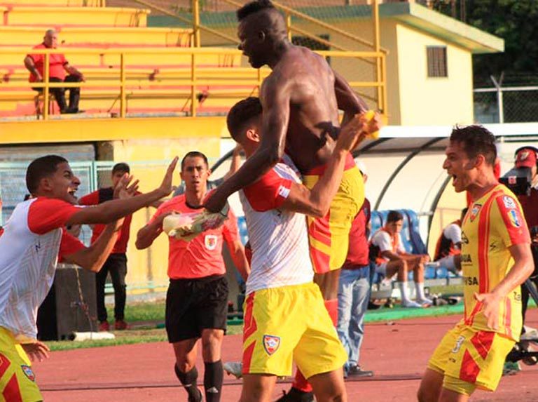 Aragua tumbó invicto  del “Pequeño” Rondón