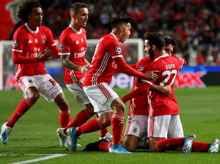 Benfica venció al Lyon y sigue vivo en la Champions