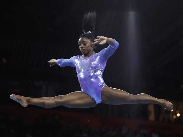 Biles se convierte en la gimnasta más galardonada con veinticinco metales