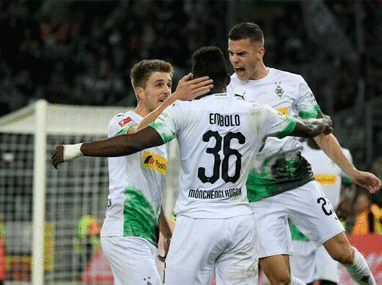 Borussia Monchengladbach golea y recupera el liderato