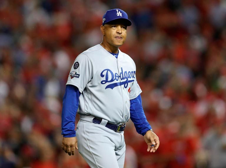 Dave Roberts continuará al mando de los Dodgers