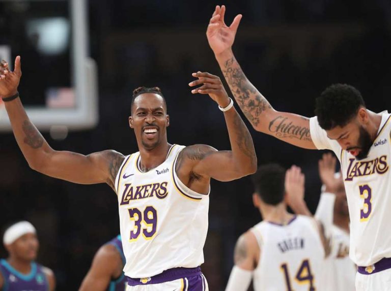 Davis y Howard se lucieron en triunfo de Lakers