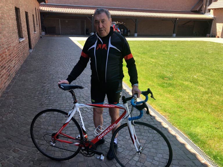 Eddy Merckx hospitalizado por golpe en la cabeza