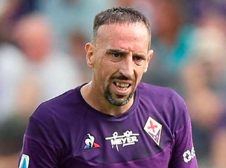 Ribery fue suspendido 3 jornadas por empujar a un juez de línea