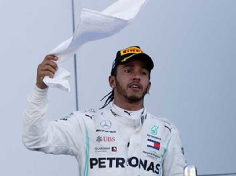 Lewis Hamilton llega muy cómodo a Japón