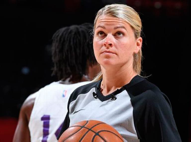 Jenna Schroeder se convierte en 4ª mujer en equipo de árbitros de la NBA