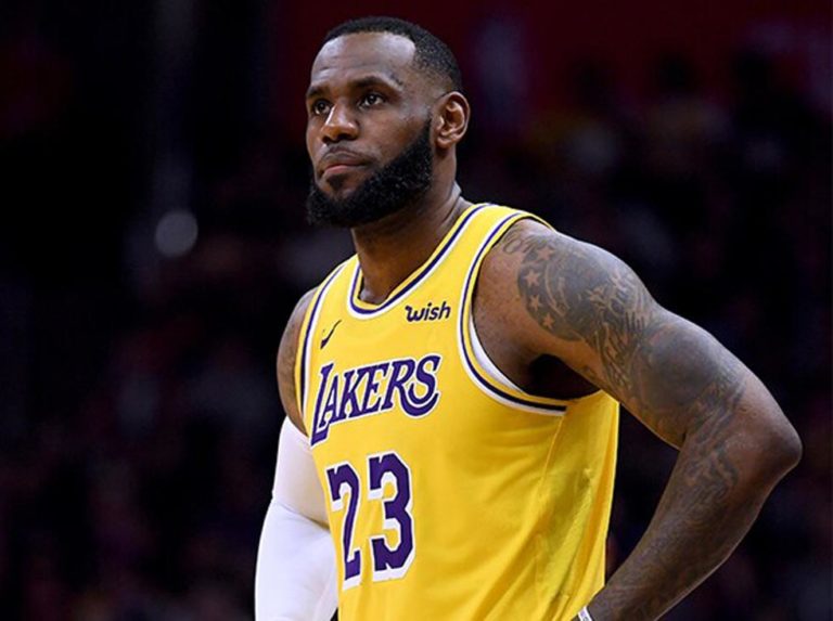 Destrozaron a LeBron por promocionar un show durante documental de Jordan