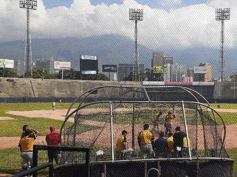 Leones disputaron juego interescuadra