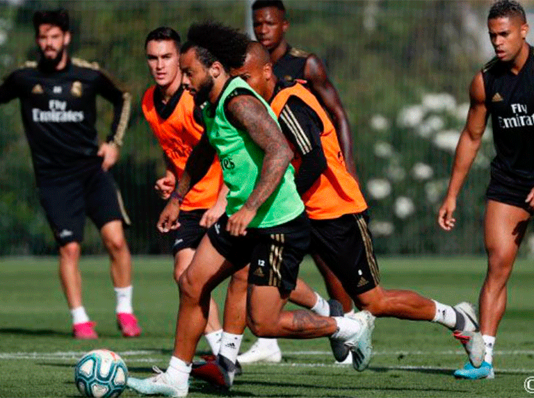 Marcelo completó la sesión con el grupo y Zidane sonríe