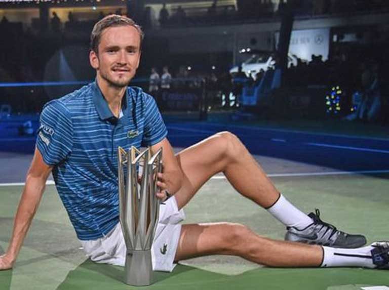 Medvedev liquidó a Zverev y se coronó en Shanghái