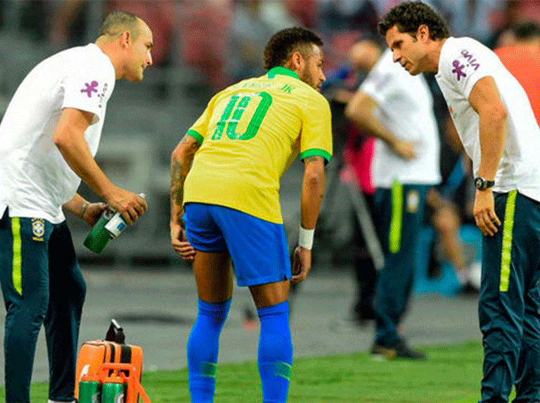 Neymar estará un mes de baja por lesión en la pierna izquierda