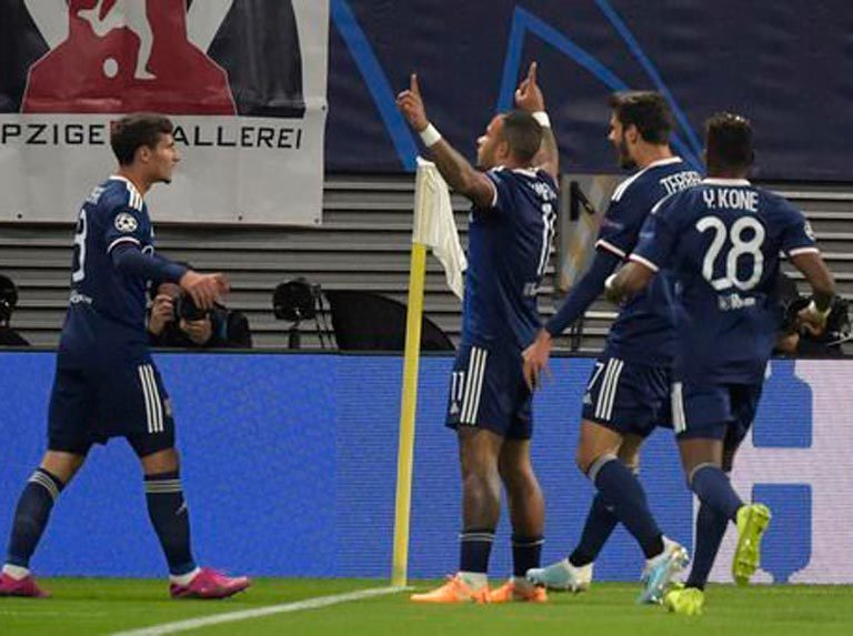 Lyon castigó la endeblez del Leipzig en las dos áreas