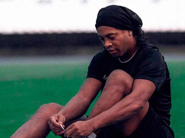 Ronaldinho deberá explicar vínculo con empresa de pirámide financiera