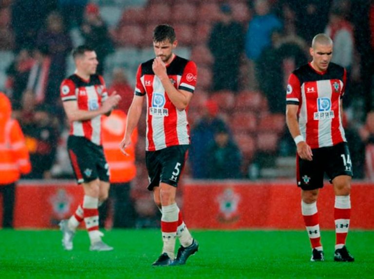 Jugadores y cuerpo técnico del Southampton donan su sueldo tras perder 0-9