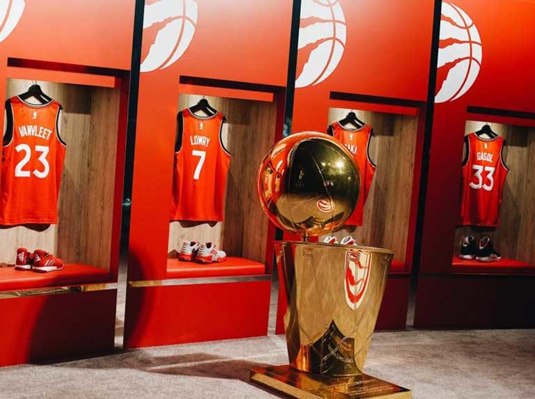 Toronto Raptors exhiben el trofeo a sus aficionados