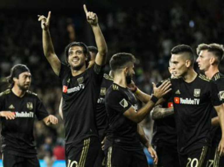 Vela se impuso a Ibrahimovic en choque angelino