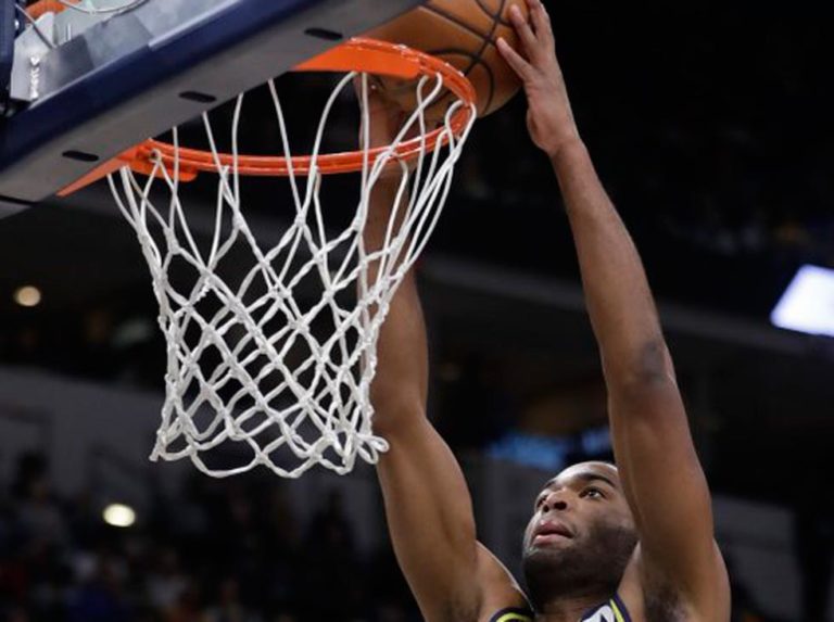 T.J. Warren guió triunfo de Pacers