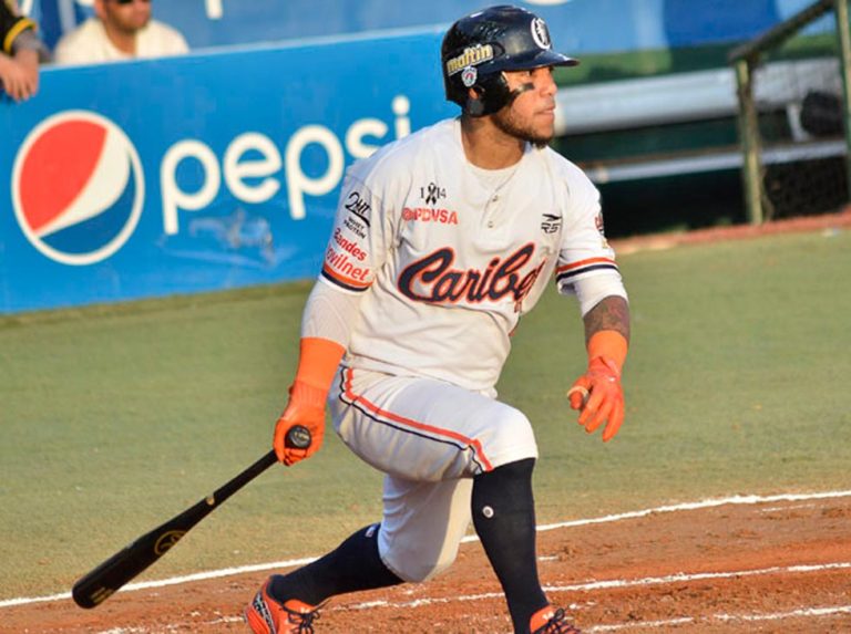 Caribes dio paliza a los Tiburones