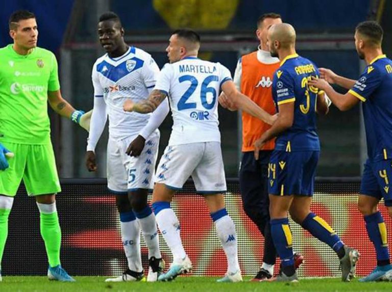 Balotelli amenazó abandonar juego por cánticos racistas
