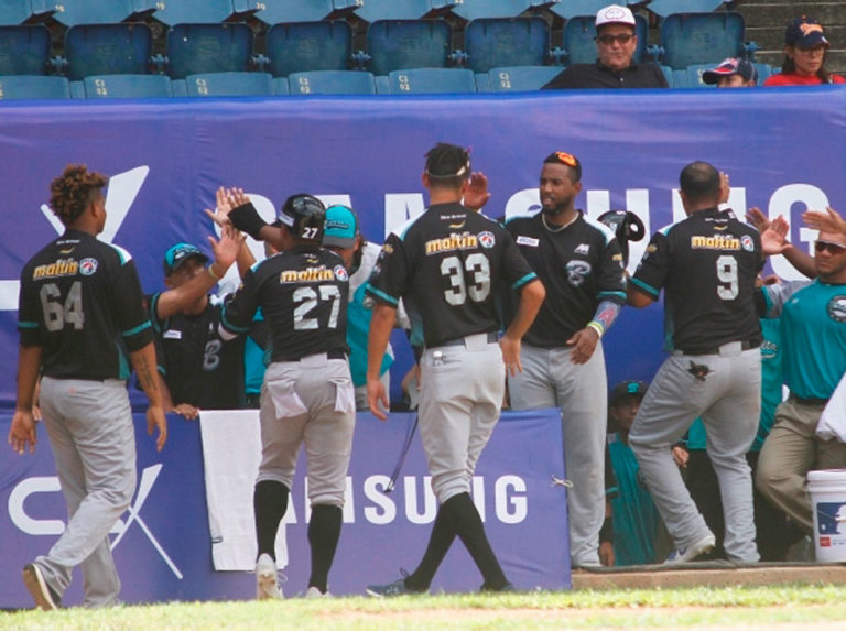 Bravos castigó al pitcheo escualo