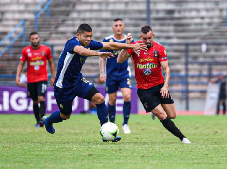 Caracas se quedó corto en un partido polémico