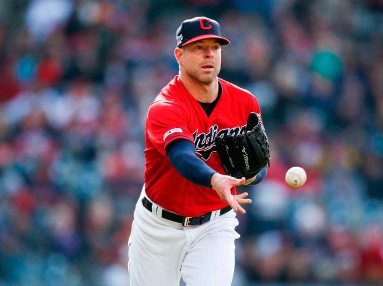 Indios ejercen opción de Kluber para el 2020
