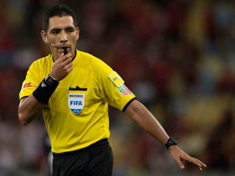 La Conmebol saca del VAR de la final de la Libertadores al peruano Diego Haro