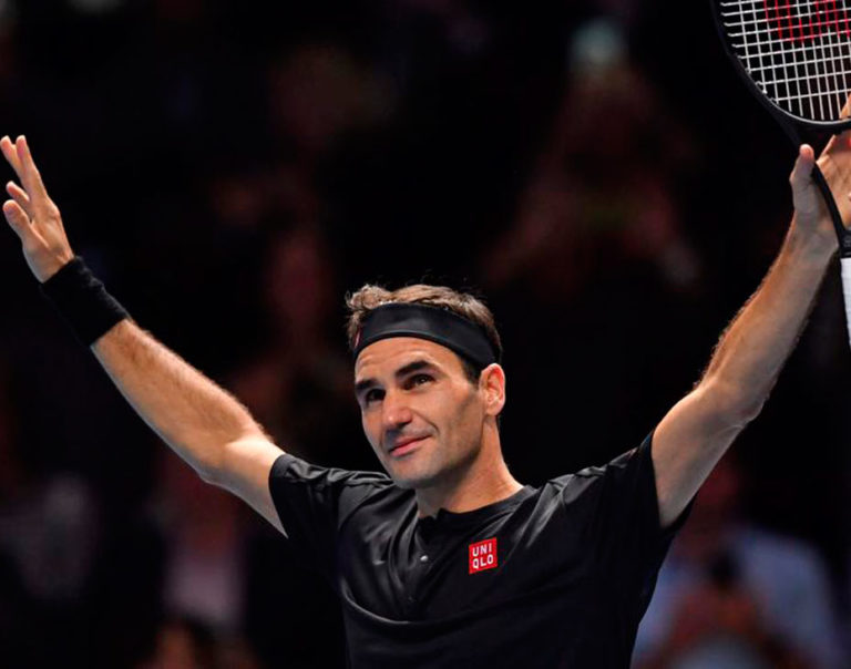Federer ganó a Djokovic y avanzó a semifinales