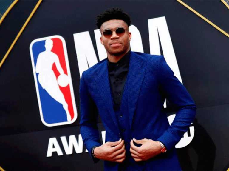 Antetokounmpo guió triunfo de Bucks