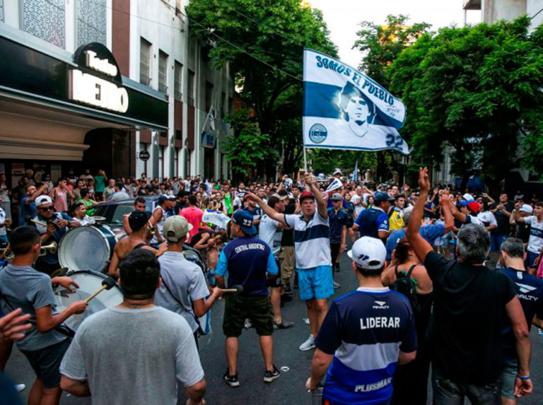 Hinchas de Gimnasia reclaman la continuidad de Maradona como técnico