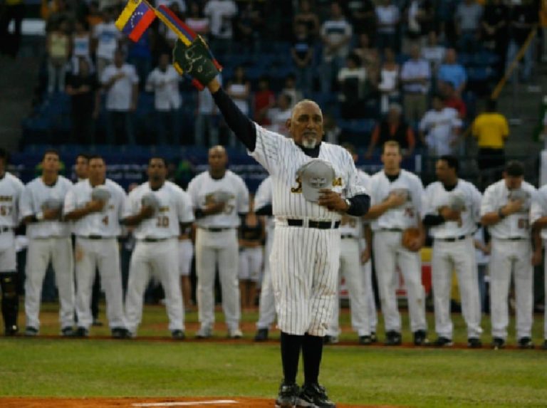 Jesús Lezama reconocido como animador de los Leones