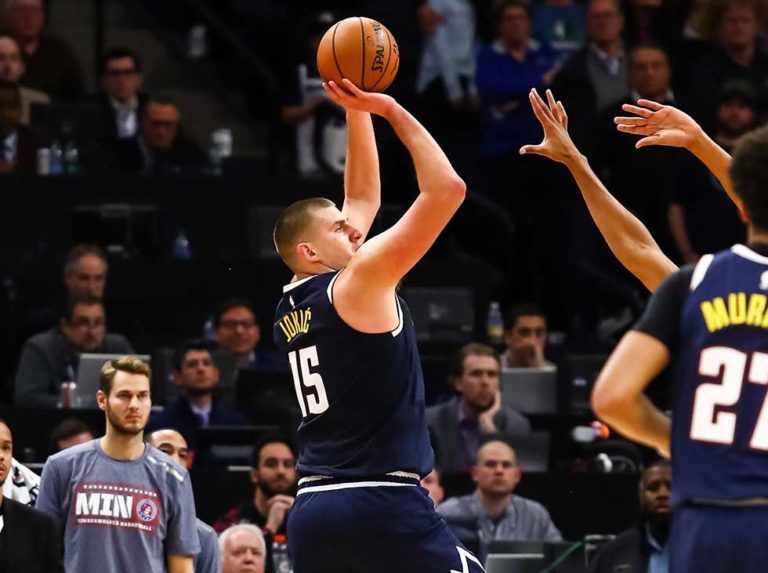 Nikola Jokic liquidó a Minnesota en tiempo extra