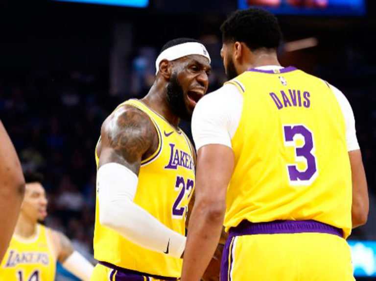 Davis y James lideran el triunfo de los Lakers