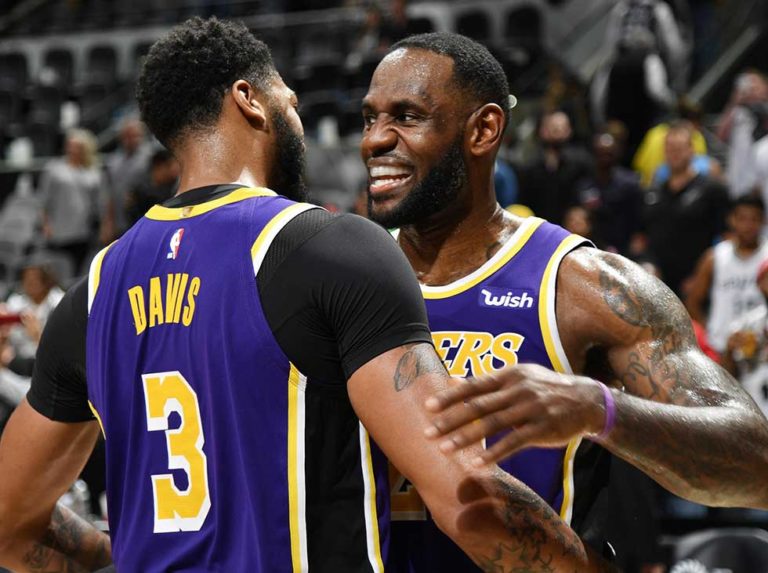 LeBron comandó a Lakers con triple-doble