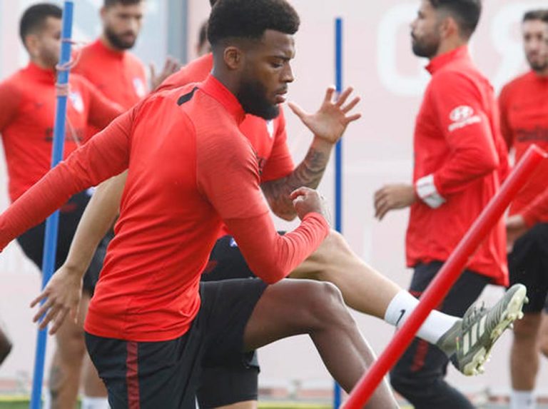 Atlético se entrena en un campo anexo para preservar el césped del Bay Arena