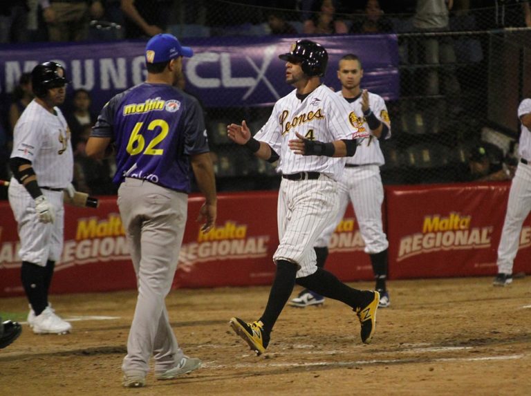 Leones ganaron el primero ante su eterno rival