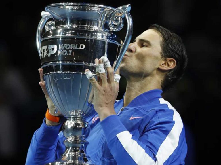 Nadal recibe el trofeo de número uno del mundo