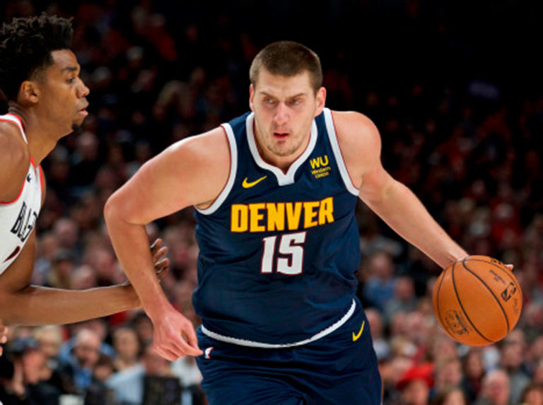 Jokic selló la victoria de los Nuggets