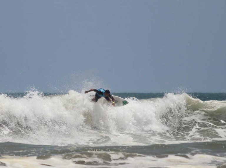 Rafael Pereira a cuartos en el Surf Latin Tour