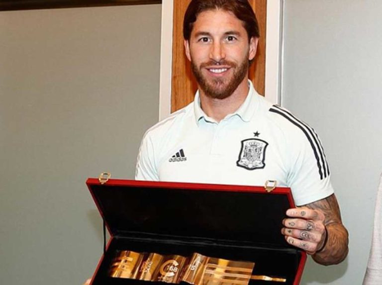 Ramos recibe el brazalete de «gran capitán» por su récord con la selección