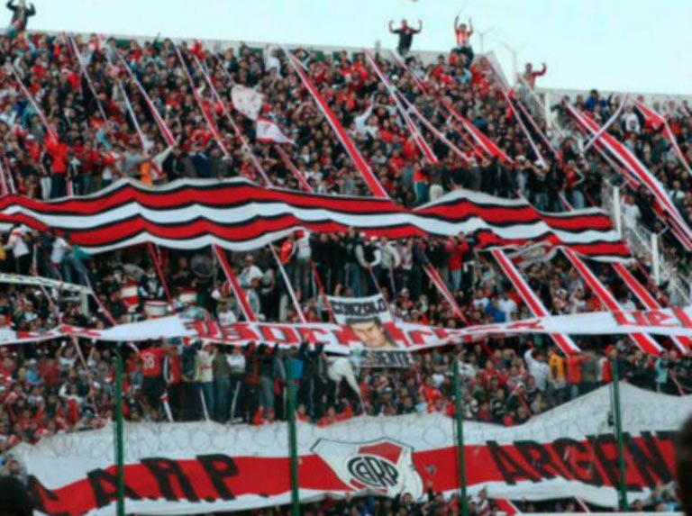 Hinchas de River celebran el cambio de sede