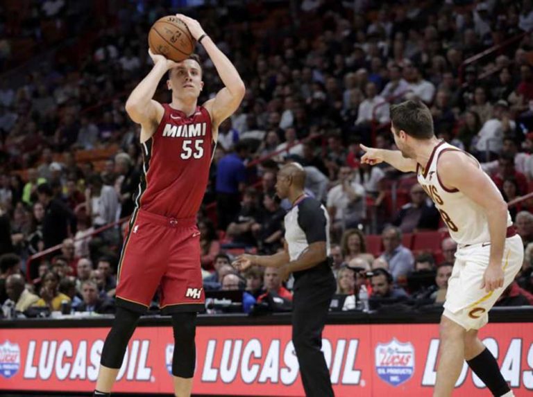 Robinson y sus triples dan victoria al Heat